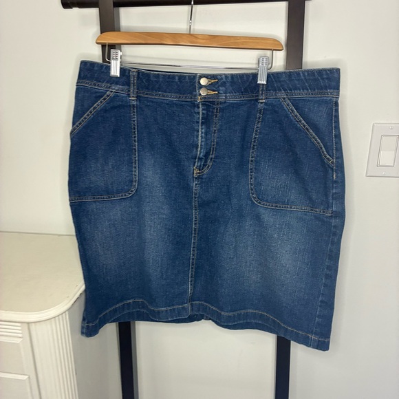 DH Denver Hayes Denim Skirt. Blue. Pockets in front. Zipper and button closure. - Picture 10 of 11